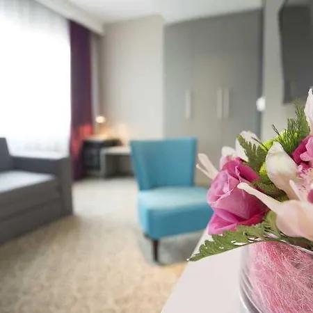 Готель Radisson Red