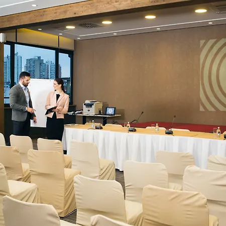 Готель Radisson Red