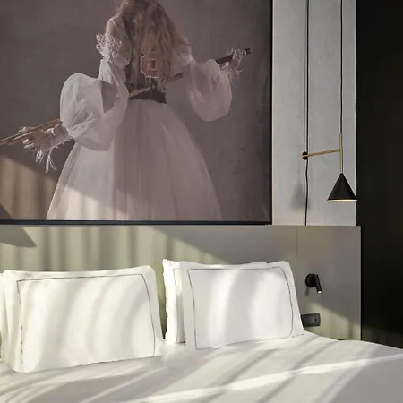 Готель Radisson Red
